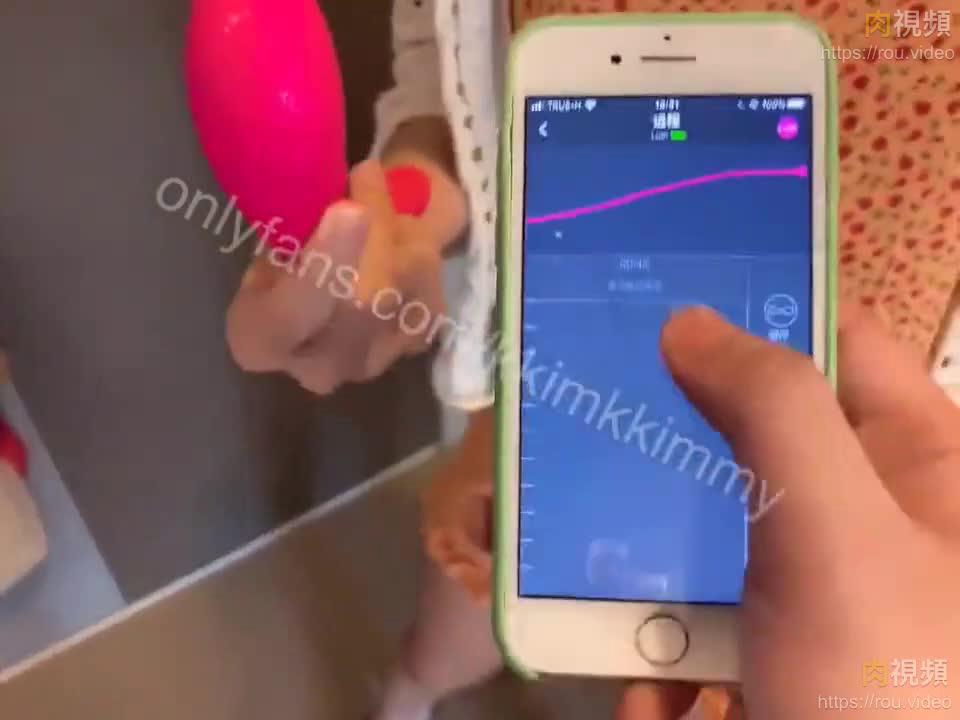 馬來學生妹 kimmysun 用遙控玩具在公共餐廳被朋友玩弄到高潮